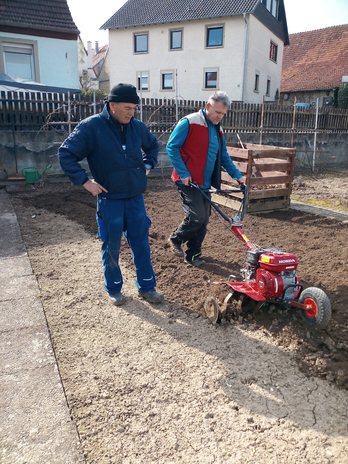 Werner Schimmel und Thomas Chalupka beim Fräsen eines Gartens in Waigolshausen