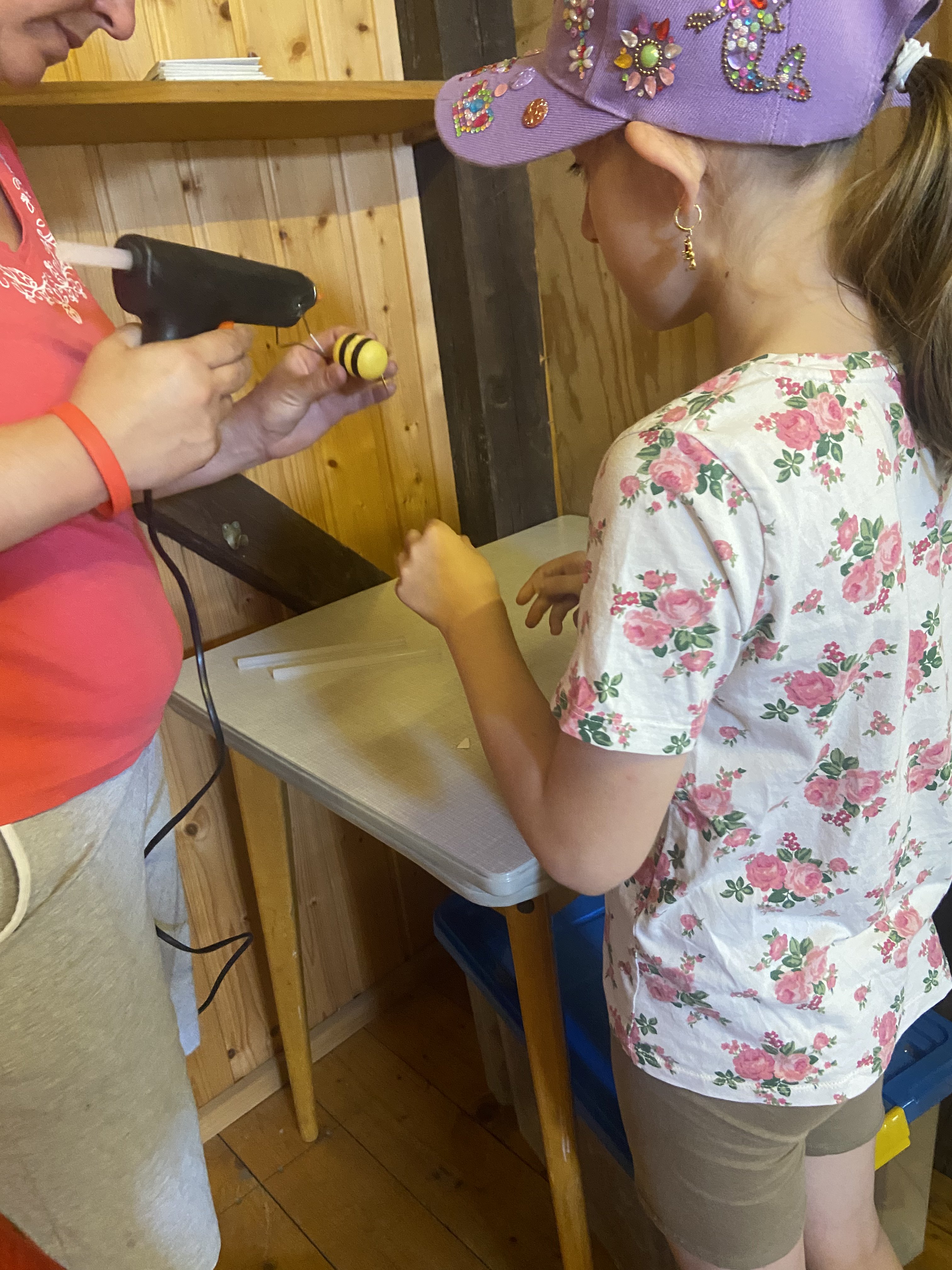 Daniela Heller bastelt mit den Kindern Bienen