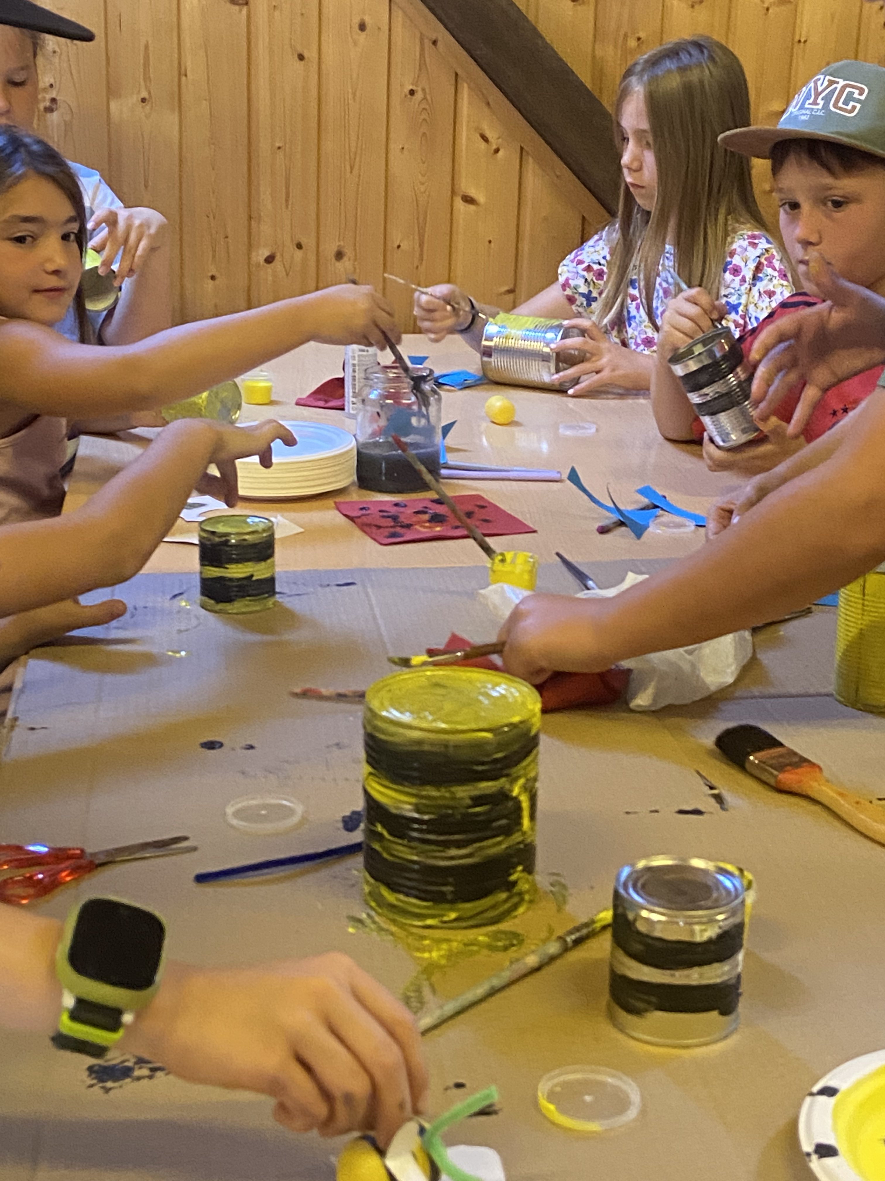 Kinder basteln Bienen