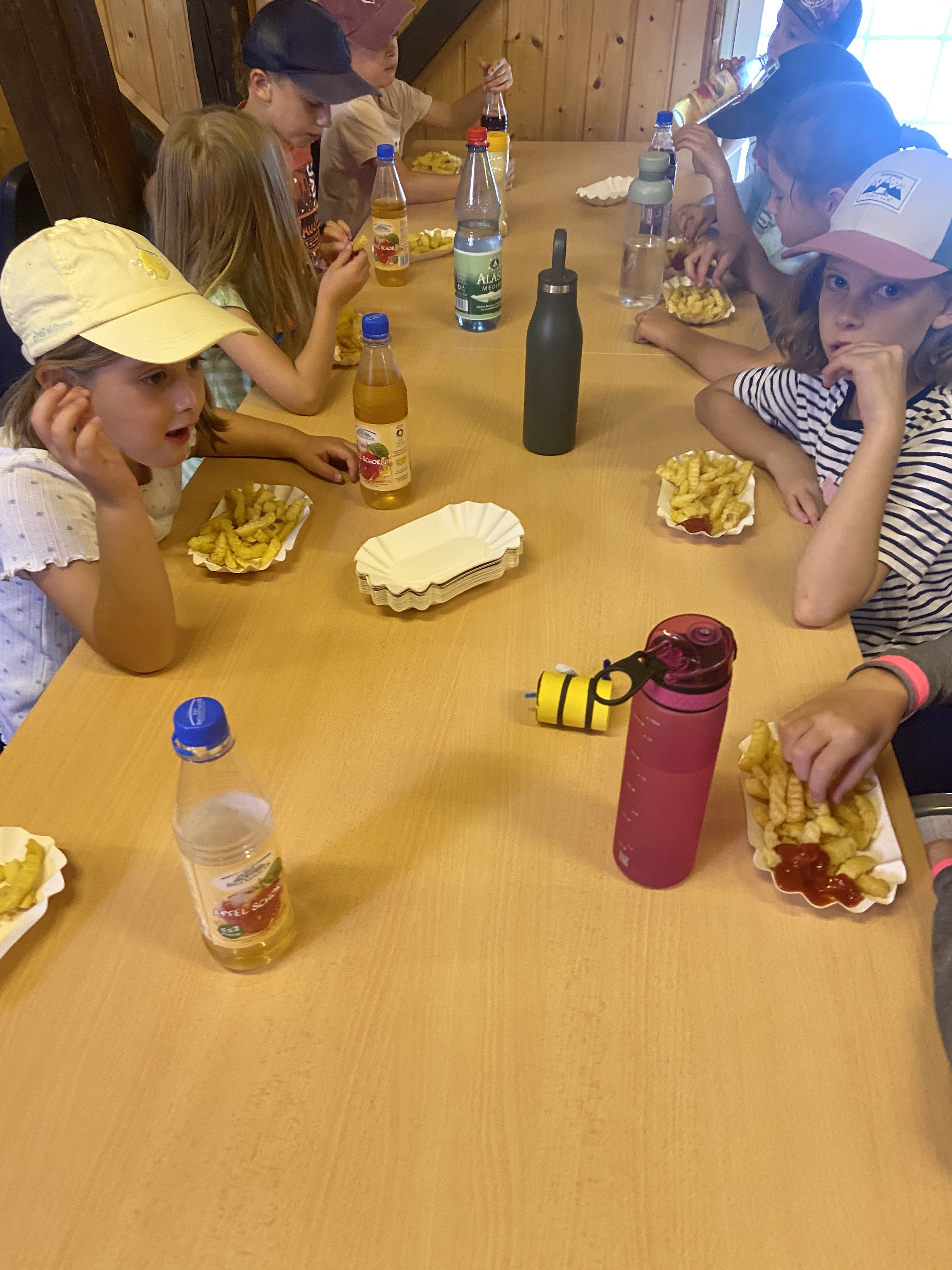 Kinder essen Pommes und Ketchup beim Ferienspaß der Eigenheimer in Waigolshausen