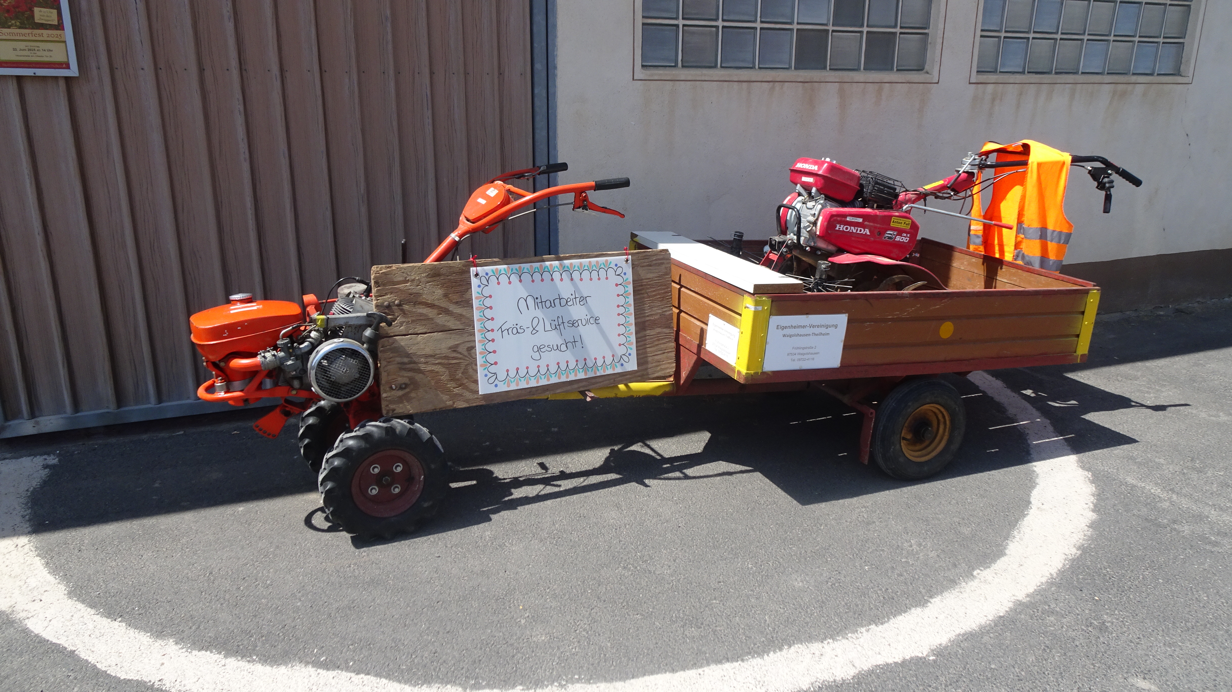gartenfraese steht vor dem Halleneingang