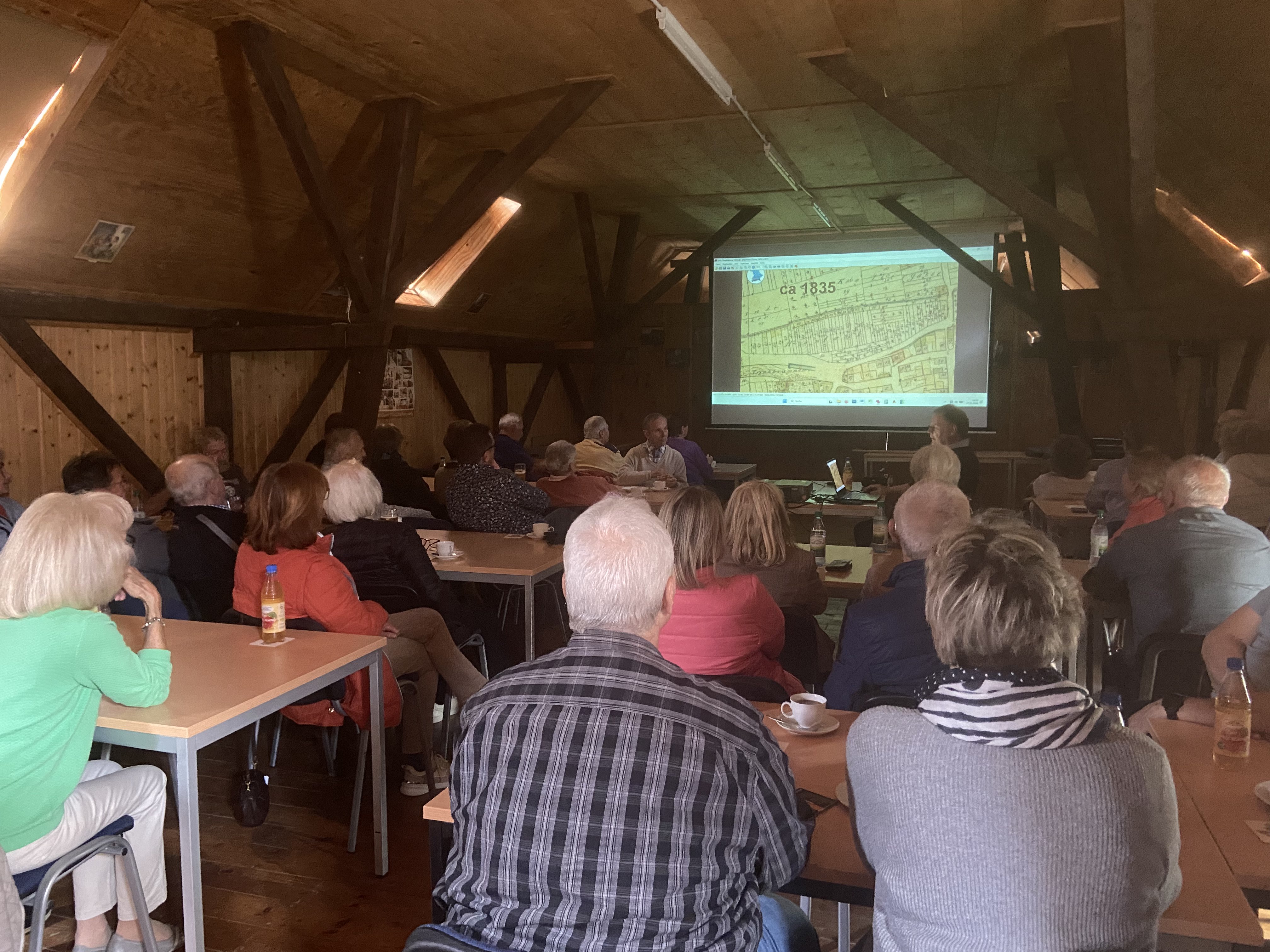 Blick in die voll besetze Vereinshalle der Eigenheimer-Vereinigung Waigolshausen-Theilheim e.V. beim Heimattag während der Filmvorführung
