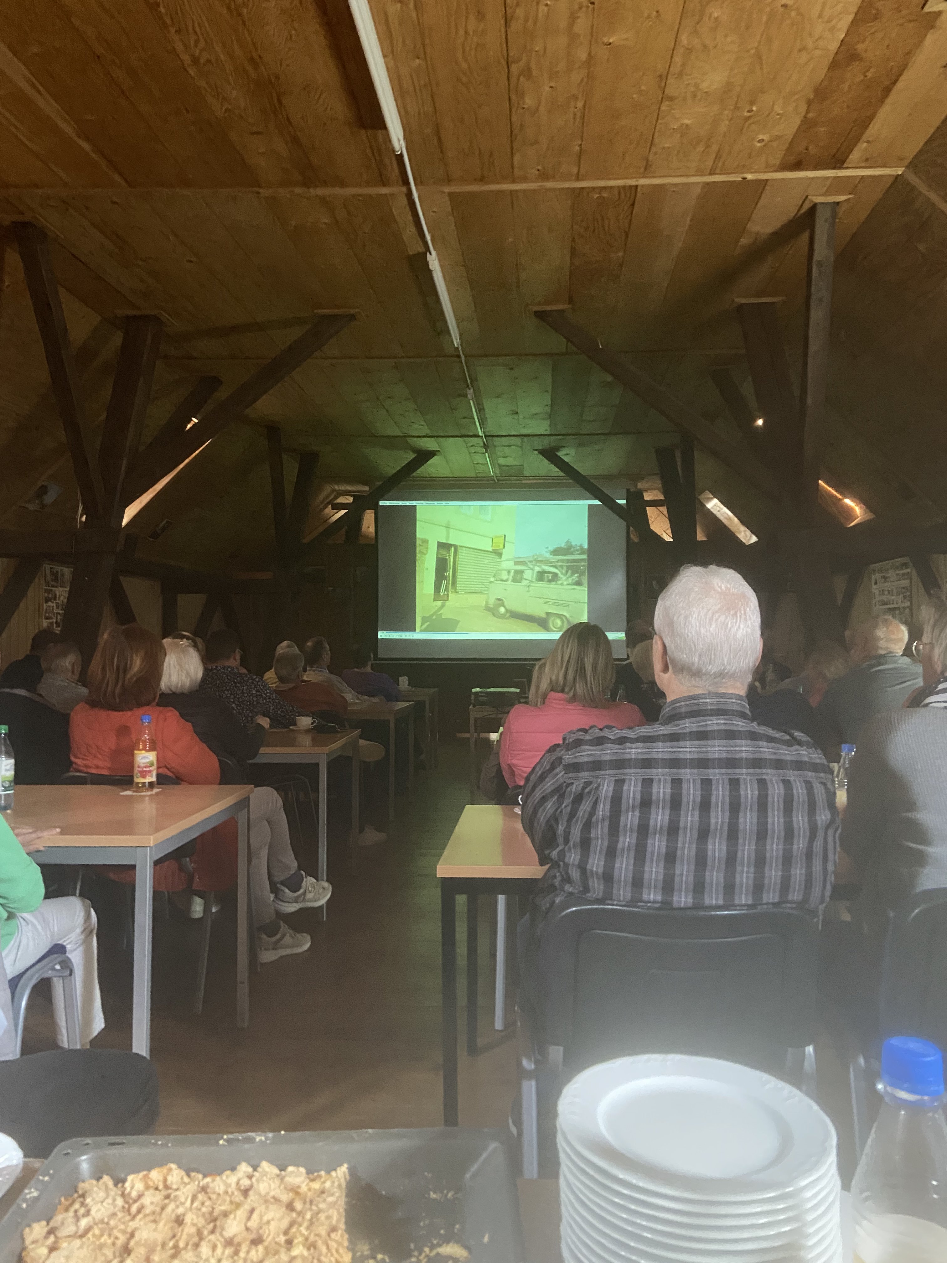 Blick in die Vereinshalle mit den Teilnehmern von hinten mit Blick auf die Leinwand beim Heimattag in Waigolshausen