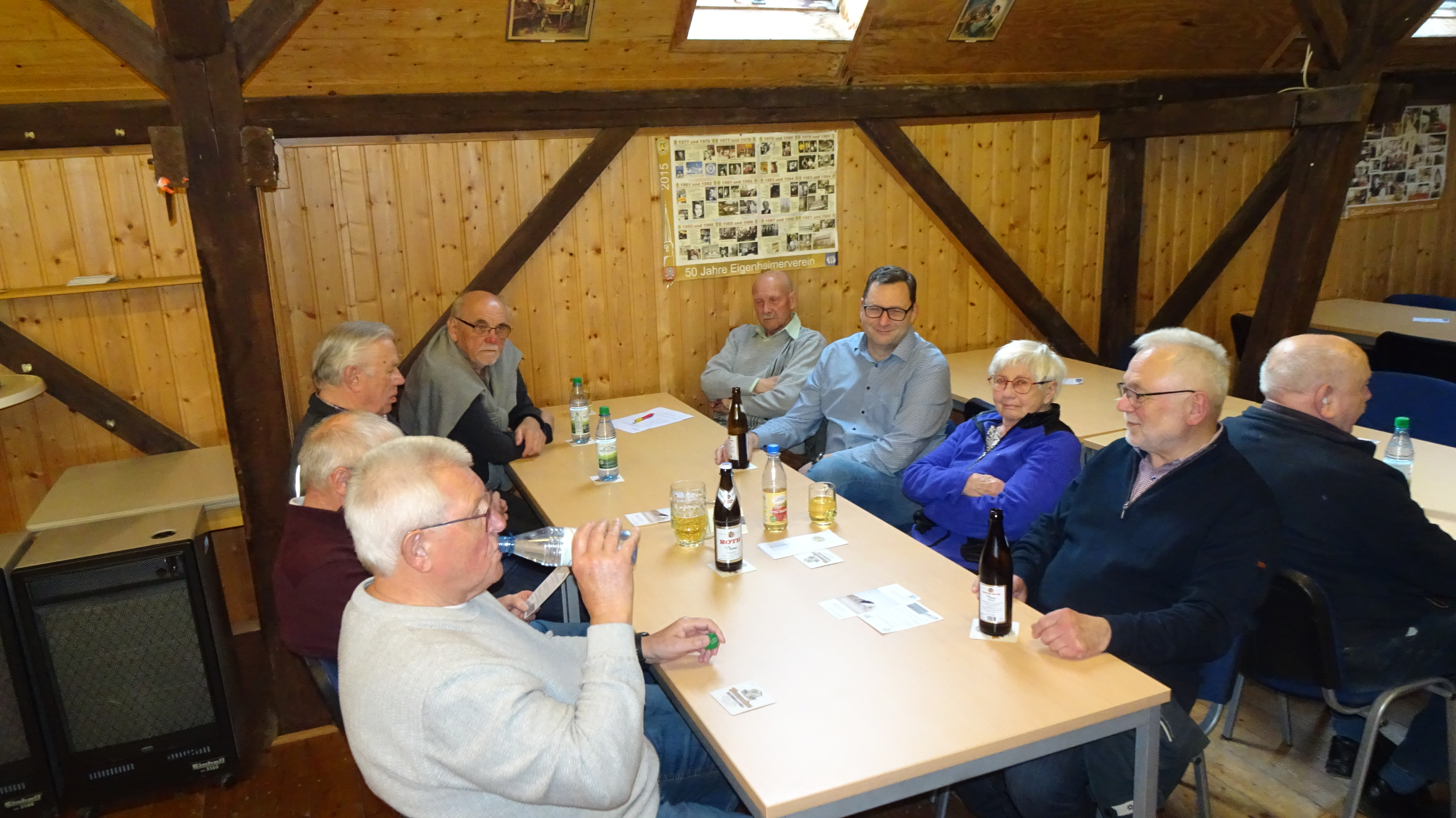 Teilnehmer der Mitgliederversammlung in geselliger Runde