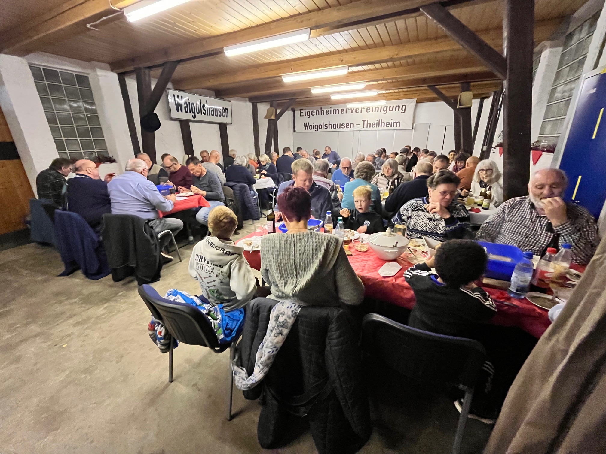 Blick in die vielbesetzte Halle mit den Teilnehmern beim Kesselfleischessen 2025