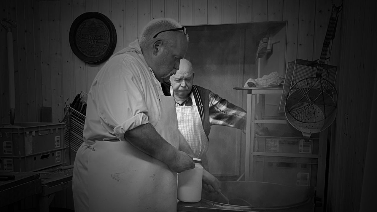 Blick in die vielbesetzte Halle mit den Teilnehmern beim Kesselfleischessen 2025