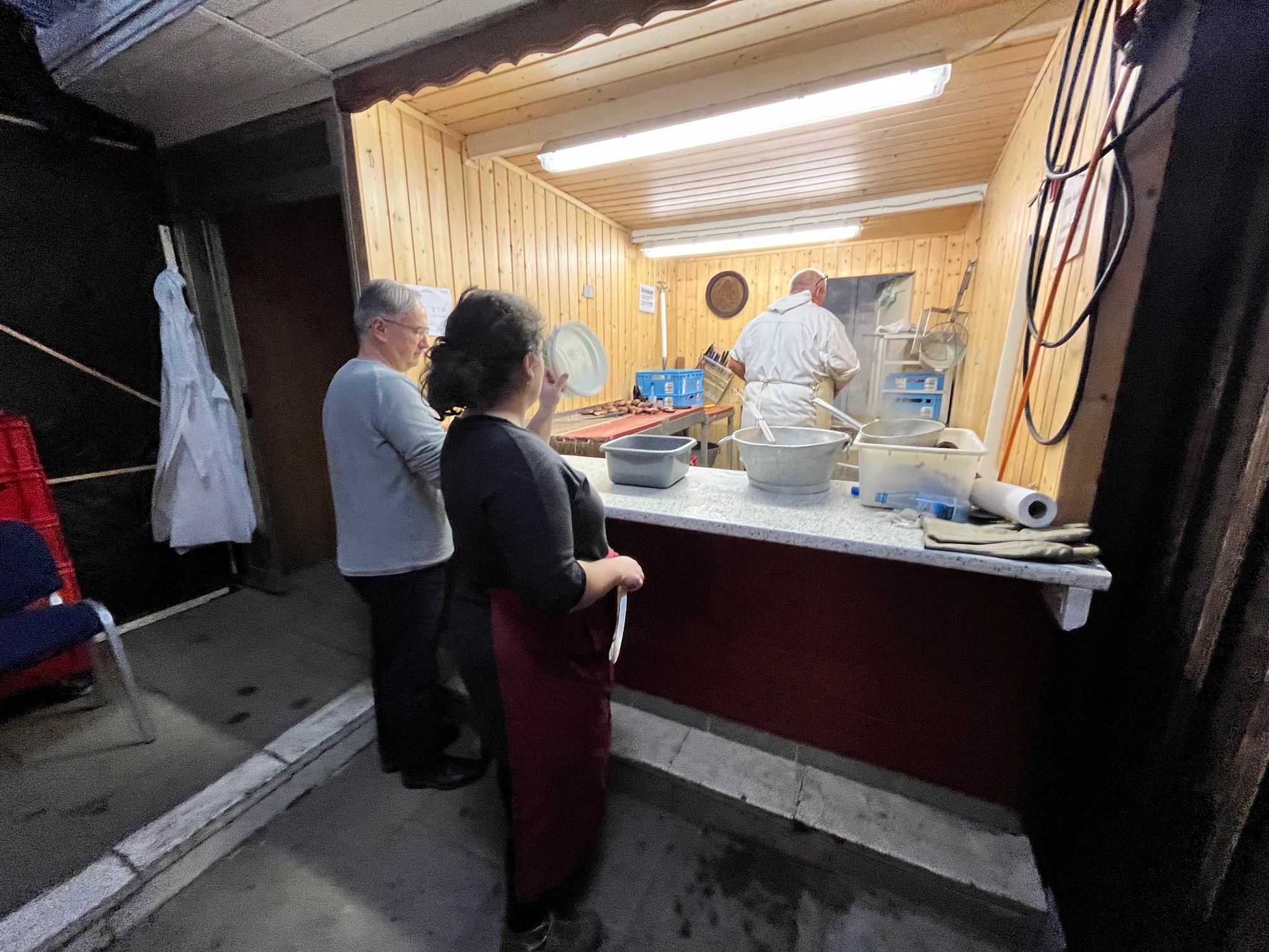 Küchenteam und Bedienungen bei der Schlachtschüssel in Waigolshausen