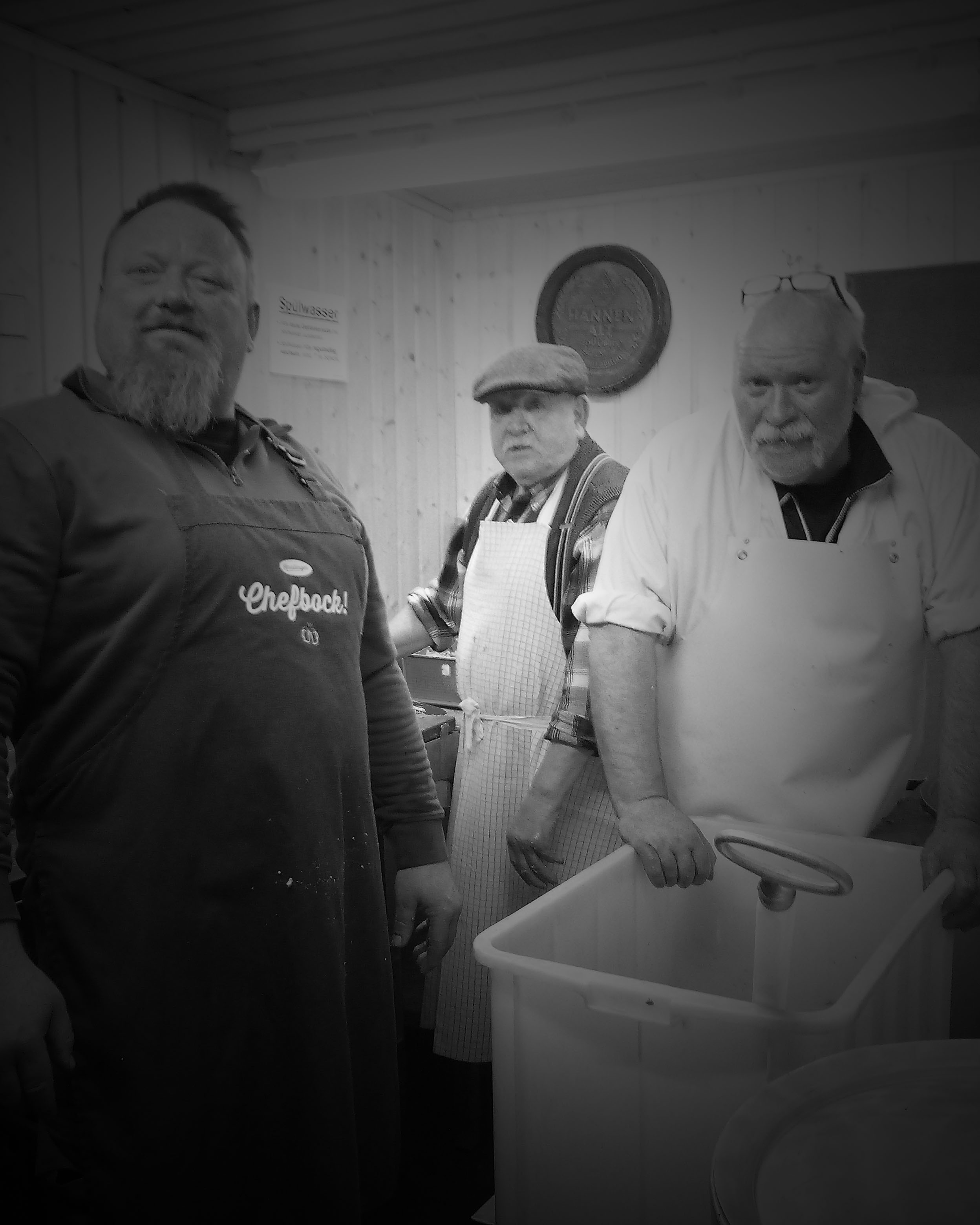 Küchenteam Jürgen Krug und Karl Betz bei der Arbeit