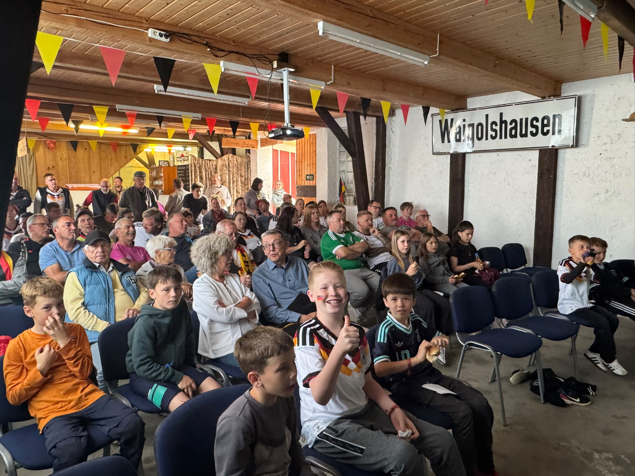 Blick in die voll besetze Vereinshalle der Eigenheimer-Vereinigung Waigolshausen-Theilheim e.V. beim Public Viewing zur WM während des Eröffnungsspiels