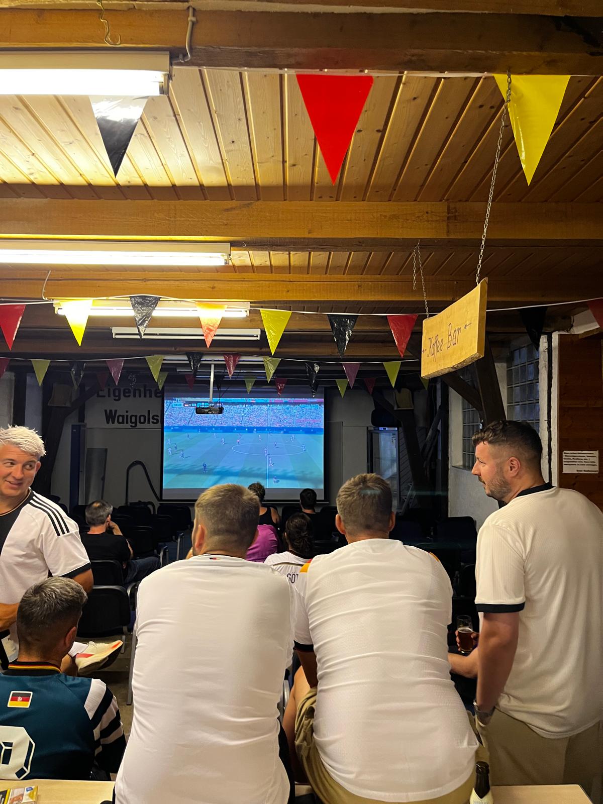 Zuschauer beim Public Viewing der Eigenheimer in Waigolshausen zur WM 2026