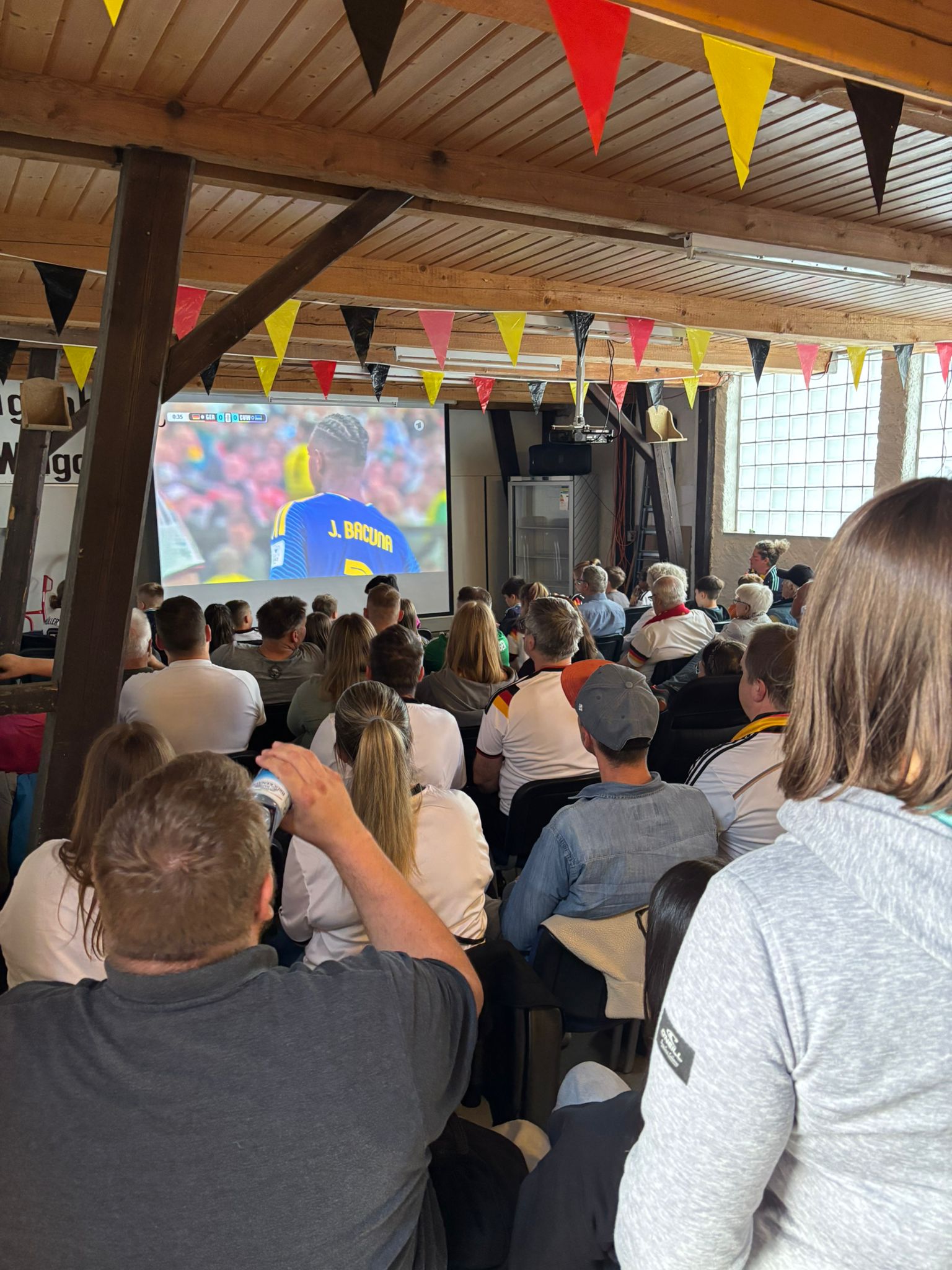 Zuschauer beim Public Viewing der Eigenheimer in Waigolshausen zur WM 2026