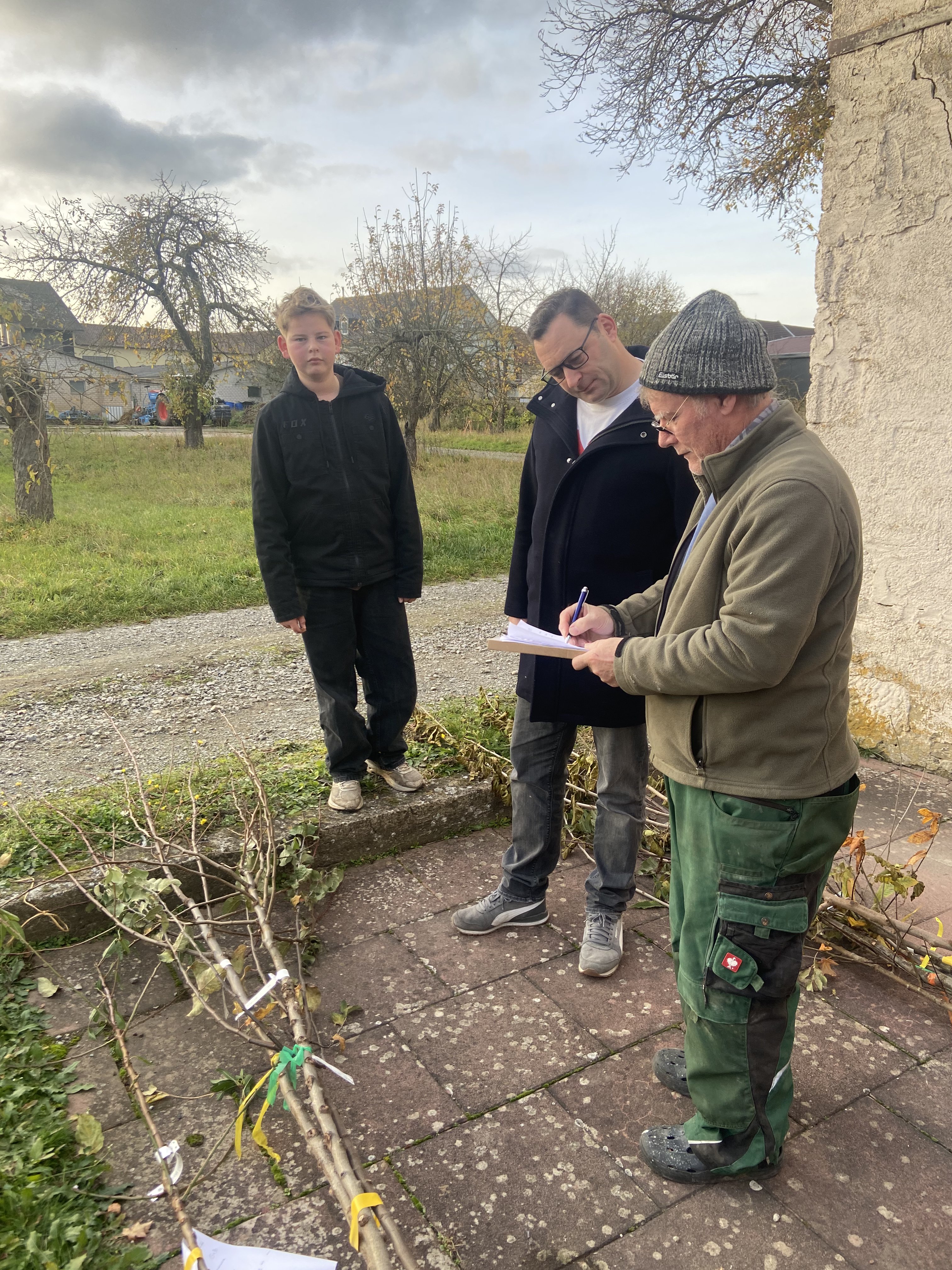 Bürgermeisterkandidat Markus Reimer bei der Abholung seiner Bäumegit